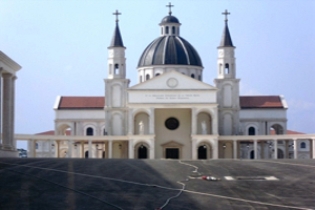 vista-parcial-de-la-basilica-inmaculada-concepcion-de-mongomo