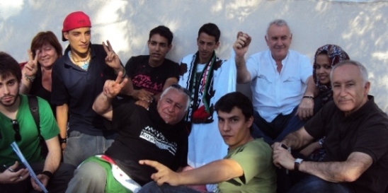 Lafkir Kaziza con Cayo Laea Eugenio Pordomingo y varios amigos de la causa saharaui 