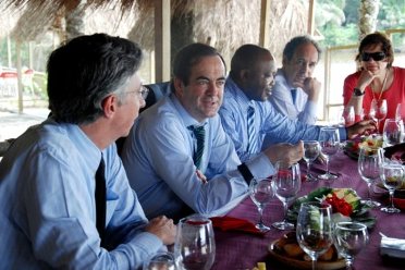 Gómez-Acebo, embajador español en Malabo, con José Bono y otros