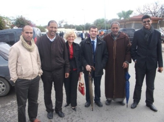 De izquierda a derecha, un amigo de Mohamed Dihani; Brahim Dahane, representante de la ASVDH (Asociación Saharaui de Víctimas de Violaciones Graves de DDHH); los abogados españoles, Magda Such y Luis Mangrané; y el padre y un familiar de Dihani.