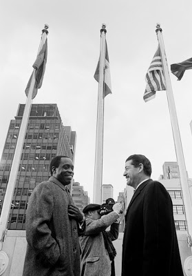 Saturnino Ibongo y el embajador Jaime de Piniés al izarse la bandera de Guinea Ecuatorial en Naciones Unidas, el 20 de noviembre de 1968