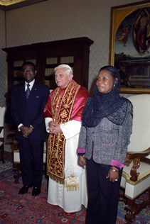 obiamg-y-su-mujer-con-el-papa