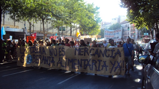 Indignados camino de la Puerta del Sol en Madrid