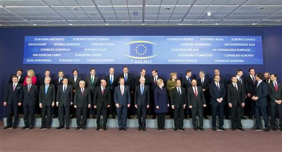 Los jefes de Estado y de Gobierno de la Unión posan en la foto de familia del Consejo Europeo que se celebró en Bruselas (Foto La Moncloa)