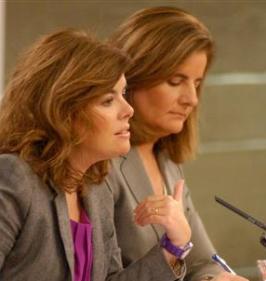 La vicepresidenta del Gobierno,  Soraya Sáenz de Santamaría, y la ministra de Empleo y Seguridad Social, Fátima Báñez