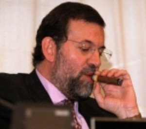 Mariano Rajoy se fuma un puro