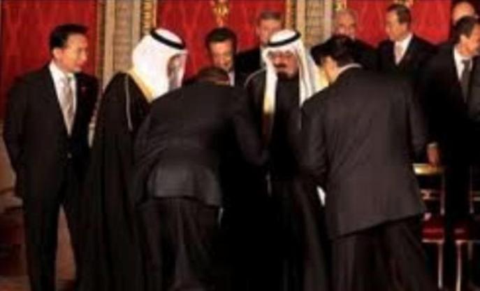 Obama haciendo reverencia… al rey Abdelál,….pero, en realidad quién manda en esta relación es EEUU