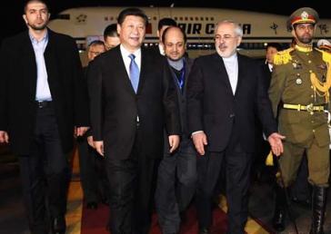 El presidente de China, Xi Jinping, con el ministro de Relaciones Exteriores de Irán, Mohammad Javad Zarif. Foto spanish.news.