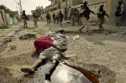 Infantes de marina yanquis pasan por los cadáveres de civiles iraquíes muertos por la ofensiva yanqui contra Faluya, 2004. Foto: AP