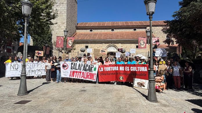 Galapagar: alrededor de un centenar de personas protestan contra la tauromaquia y el Museo Taurino
